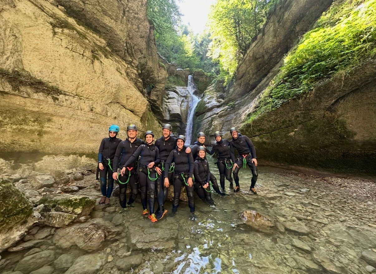Groupe équipé dans le canyon de Coiserette dans le Jura