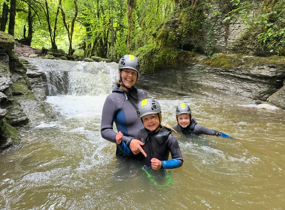 Famille équipée dans le canyon du Grosdar à Saint-Claude dans le Jura