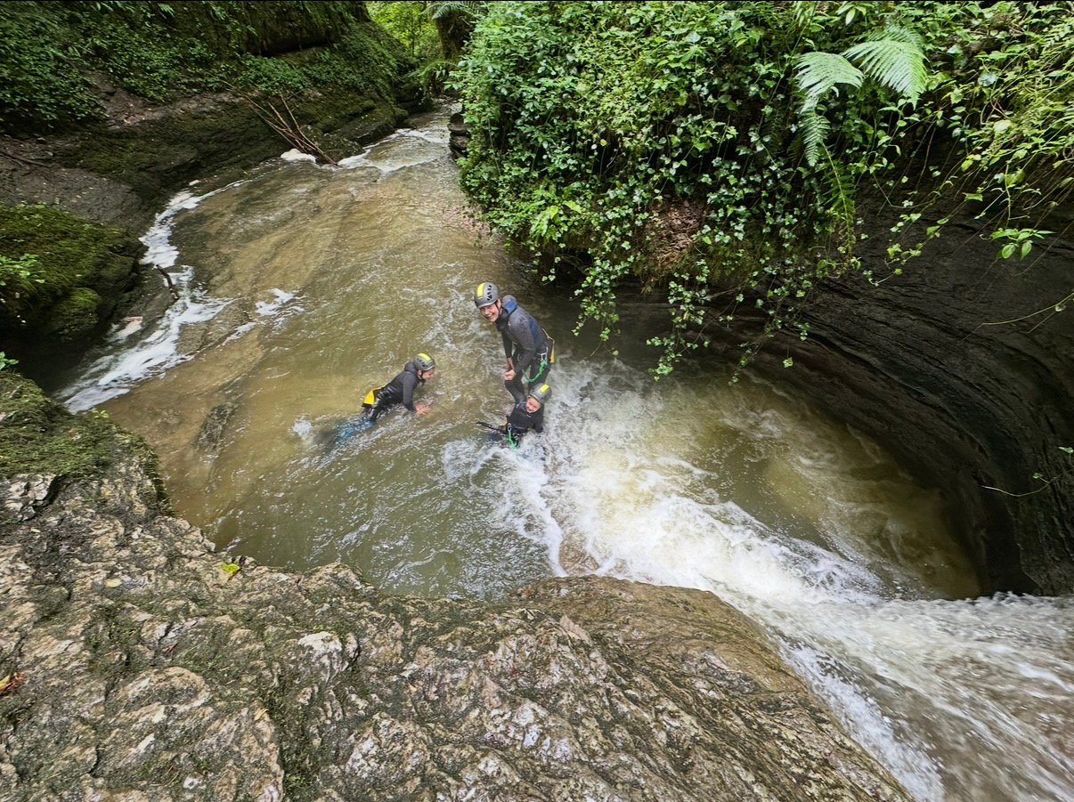 Passage aquatique et cascade dans le canyon du Grosdar