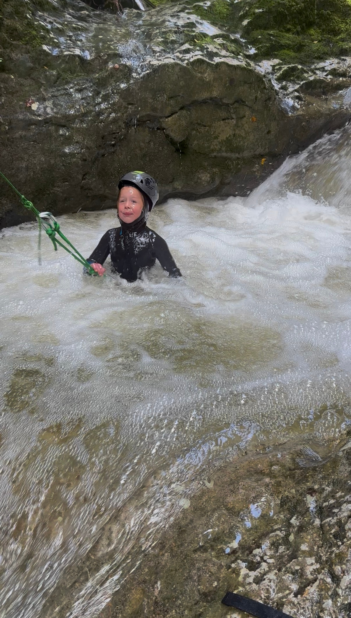 Enfant dans les remous du canyon du Grosdar avec équipement canyoning