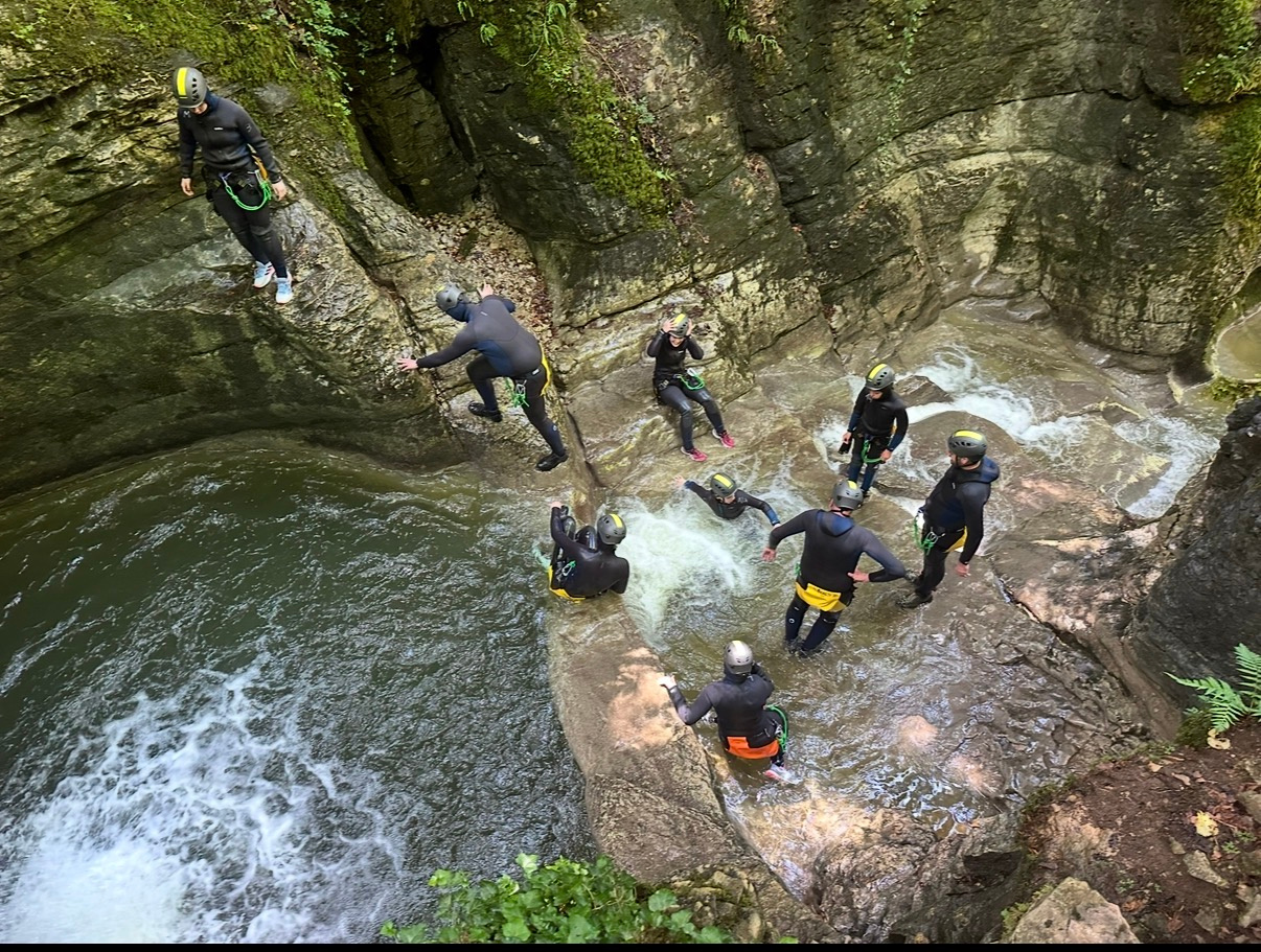 Groupe progressant dans le canyon du Grosdar avec Sensation Jura Canyon