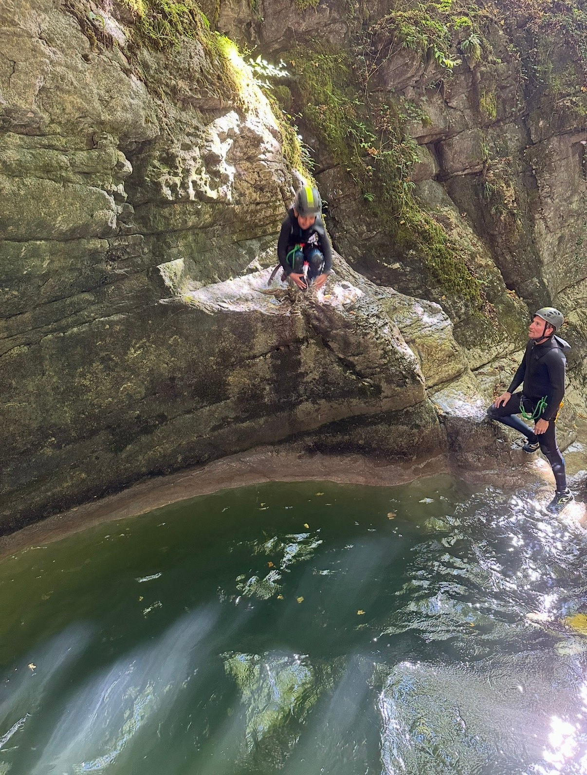 Saut facultatif dans une vasque du canyon du Grosdar