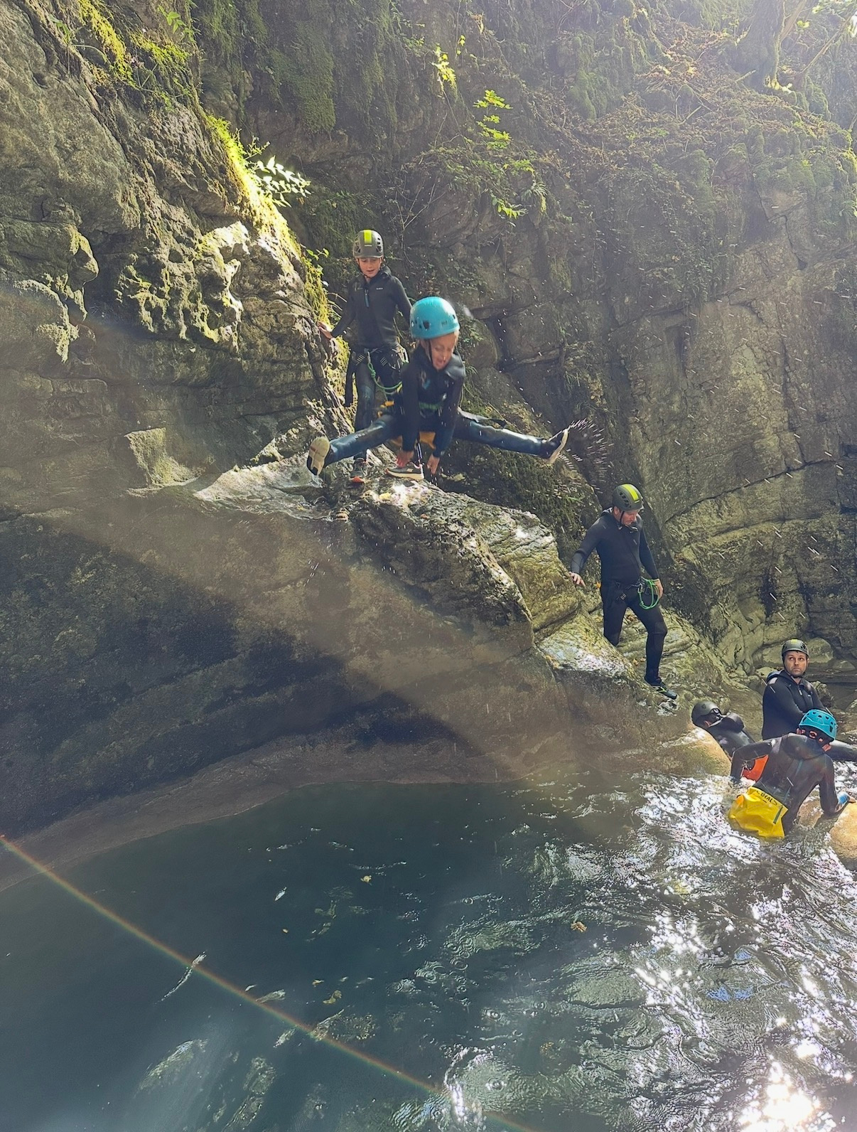 Participants sur un passage rocheux du canyon du Grosdar