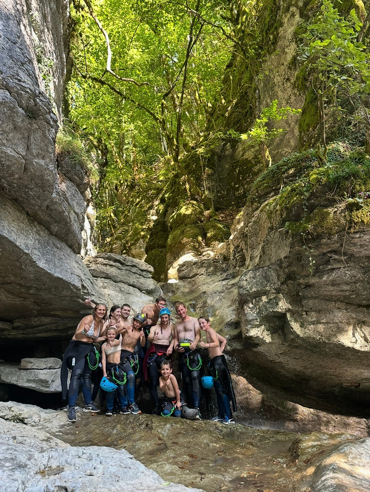 Groupe au cœur des gorges du Grosdar près de Saint-Claude