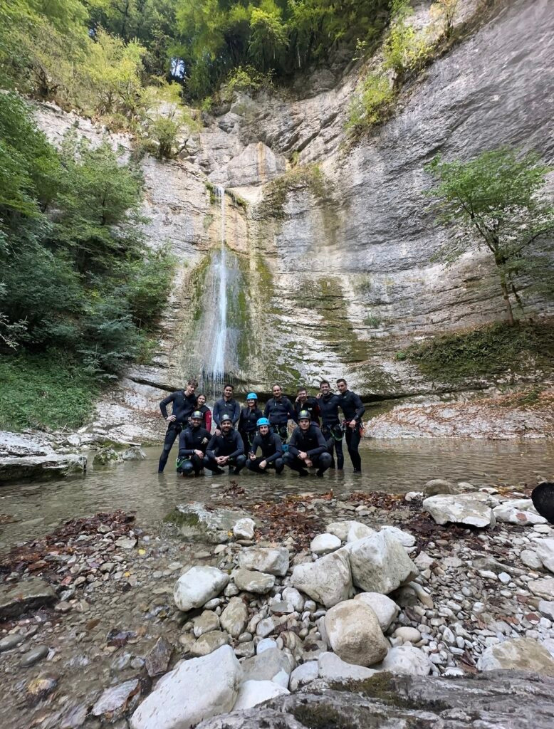 Groupe devant une grande cascade du canyon du Grosdar