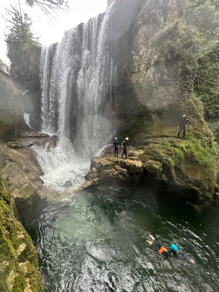 Cascade et vasque naturelle dans les Gorges de la Langouette