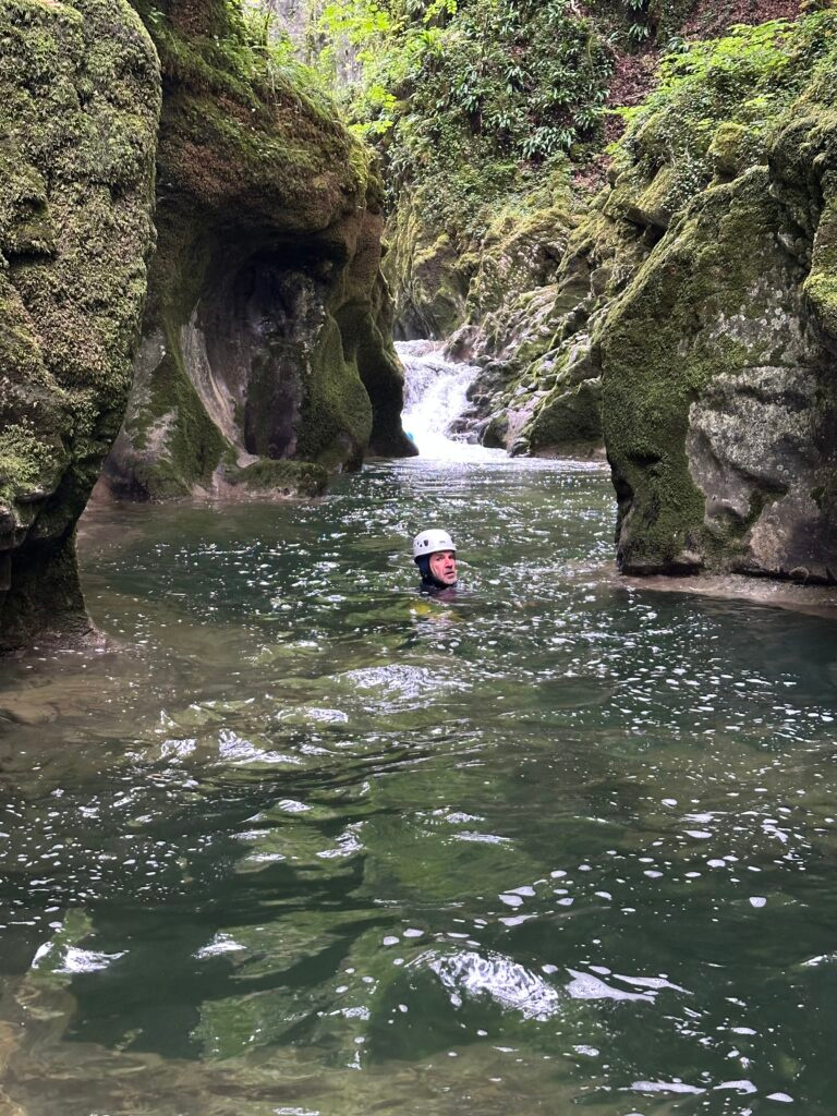 Nage dans une vasque claire des Gorges de la Langouette