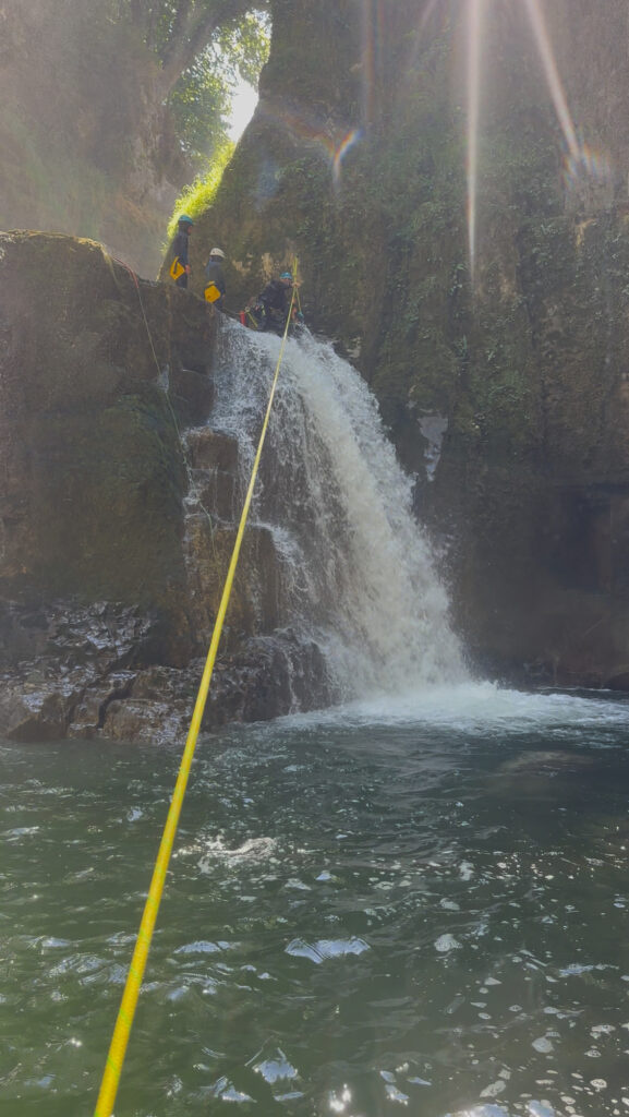 Rappel dans une cascade du canyon de la Langouette