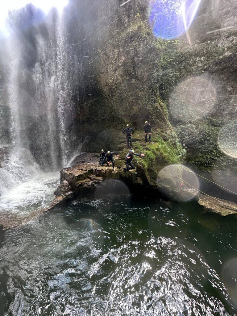 Groupe équipé au pied d’une cascade dans les Gorges de la Langouette