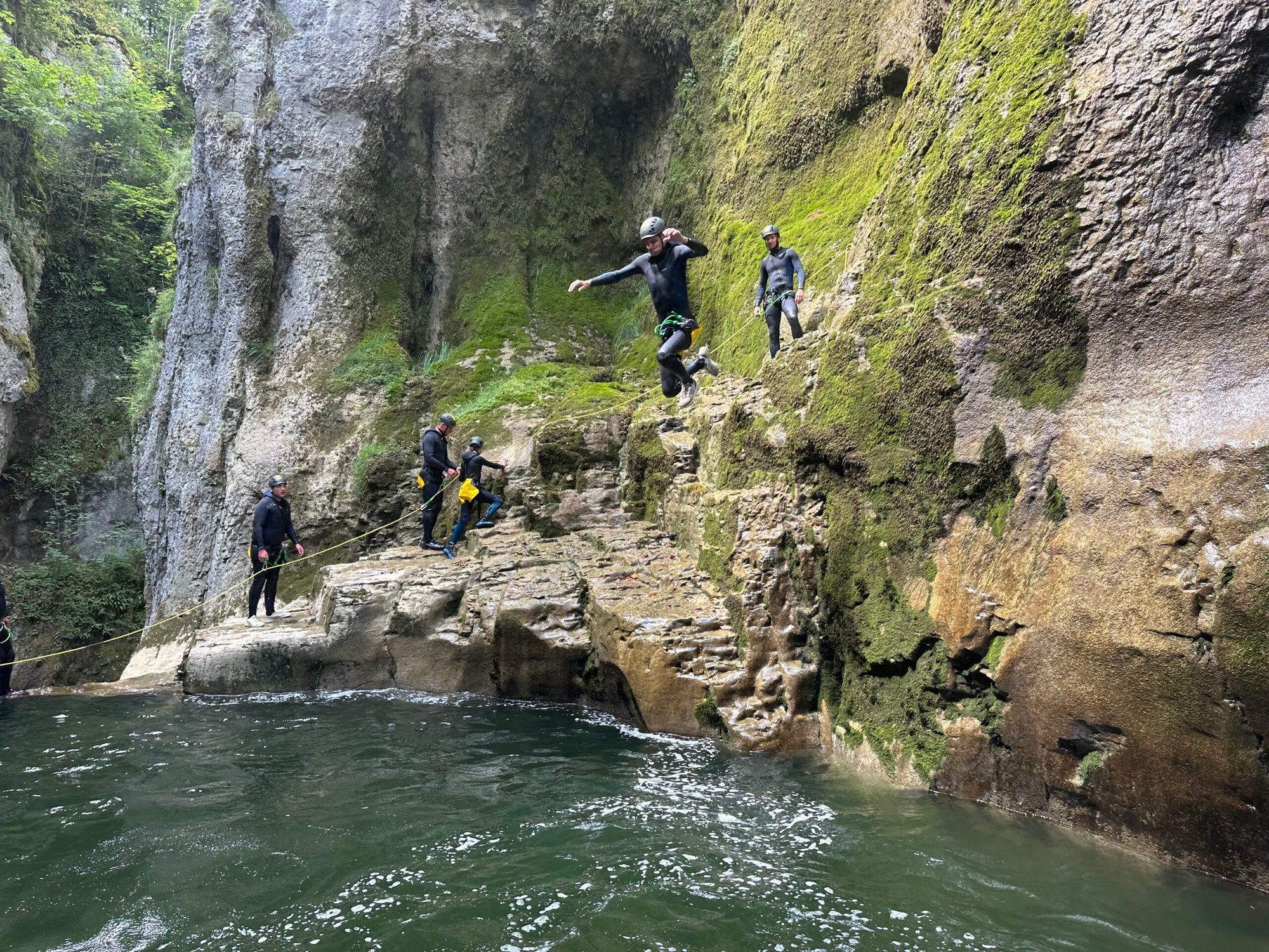 Groupe de canyoning dans les Gorges de la Langouette dans le Haut-Jura