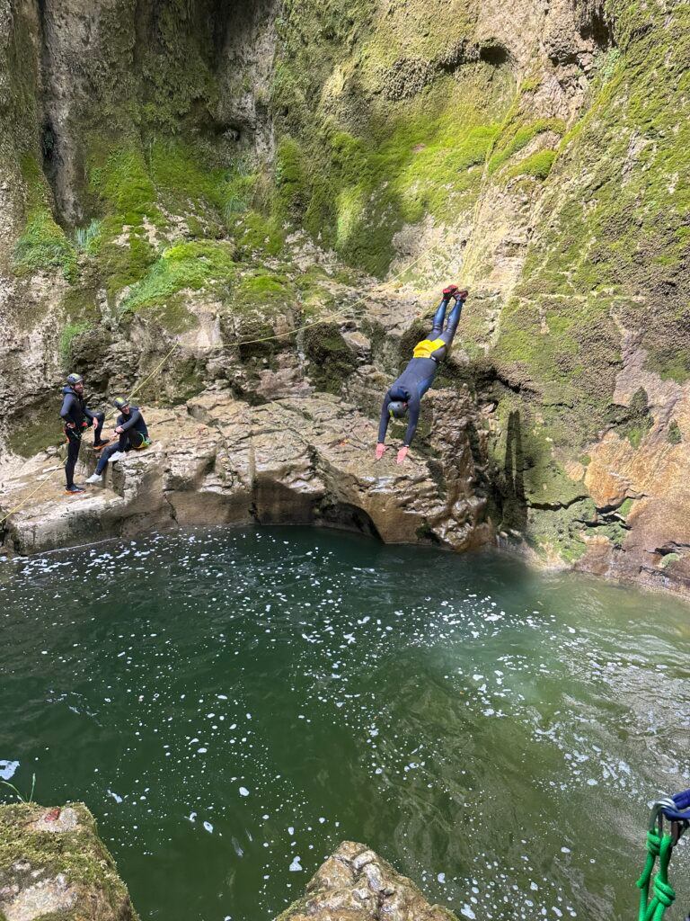 Saut dans le canyon des Gorges de la Langouette