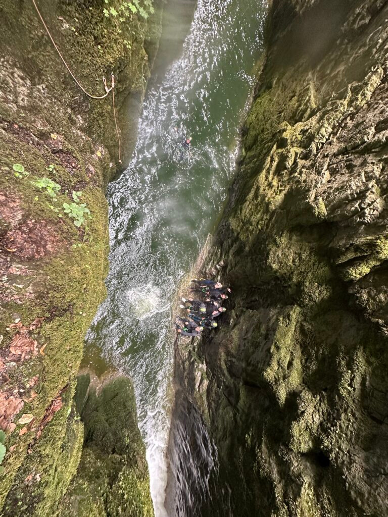 Progression en rappel dans les Gorges de la Langouette