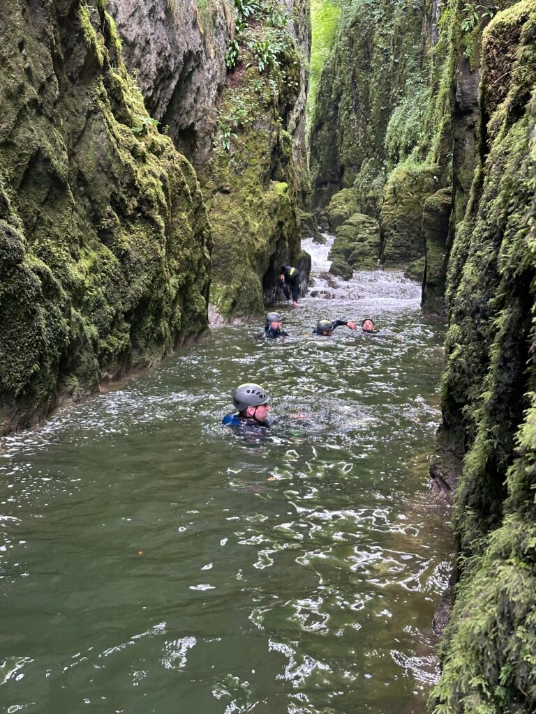 Progression aquatique dans les gorges étroites de la Langouette