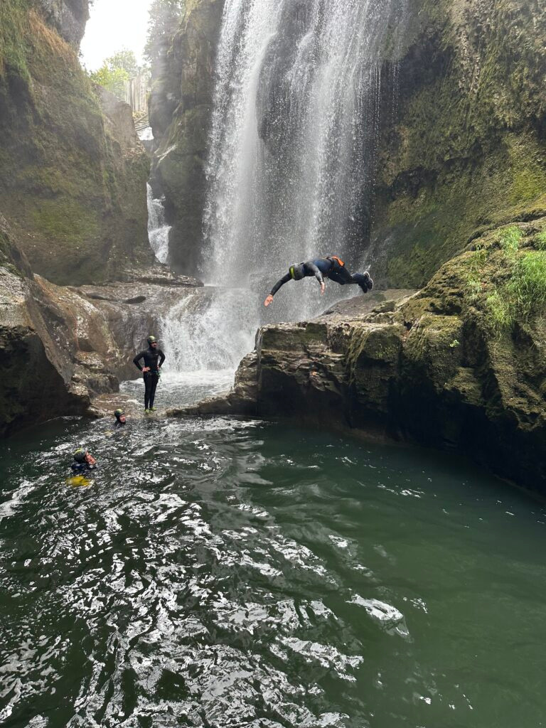 Saut facultatif dans une vasque du canyon de la Langouette