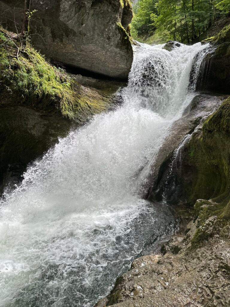 Cascade naturelle dans les Gorges de Malvaux dans le Jura