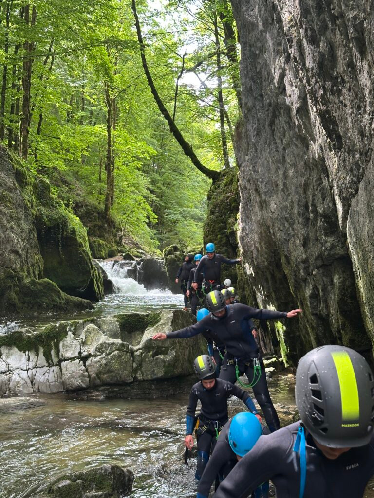 Groupe équipé progressant dans les Gorges de Malvaux