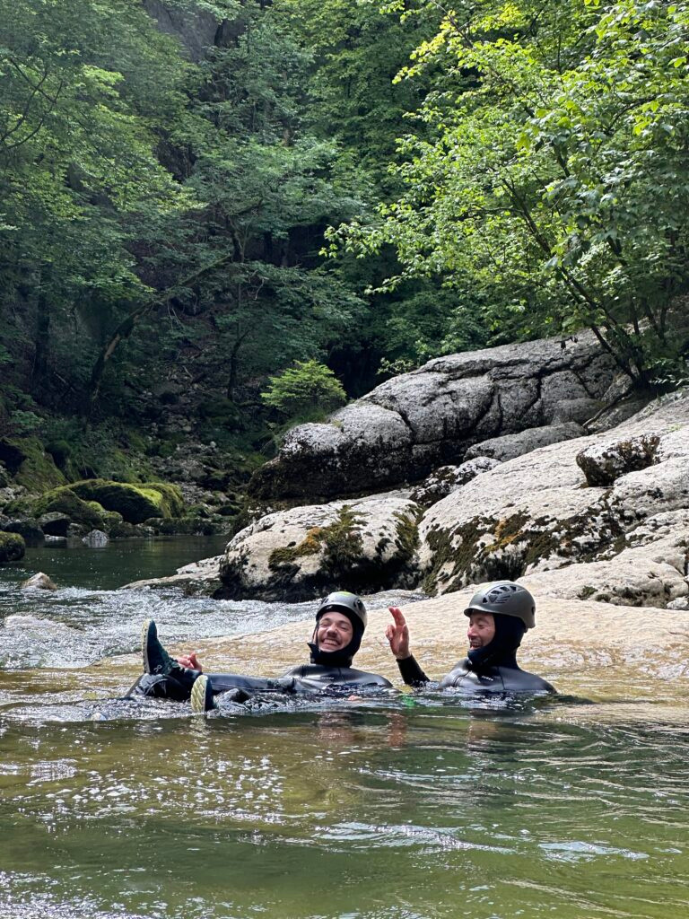 Participants dans une vasque d’eau claire aux Gorges de Malvaux