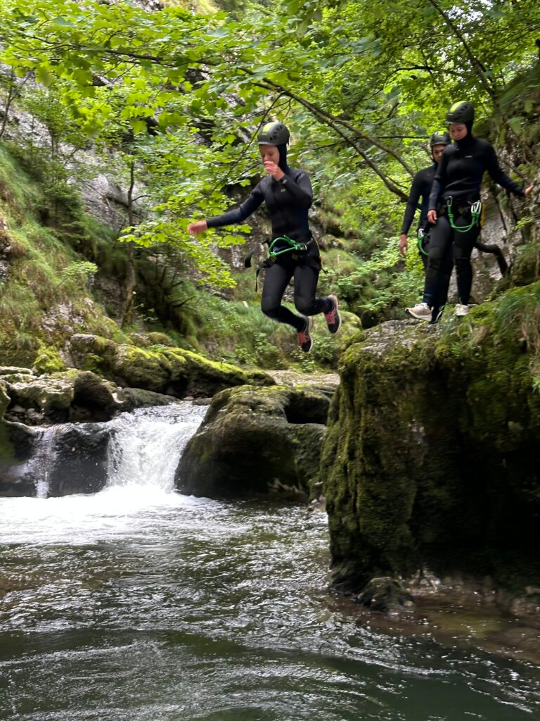 Saut facultatif dans le canyon des Gorges de Malvaux