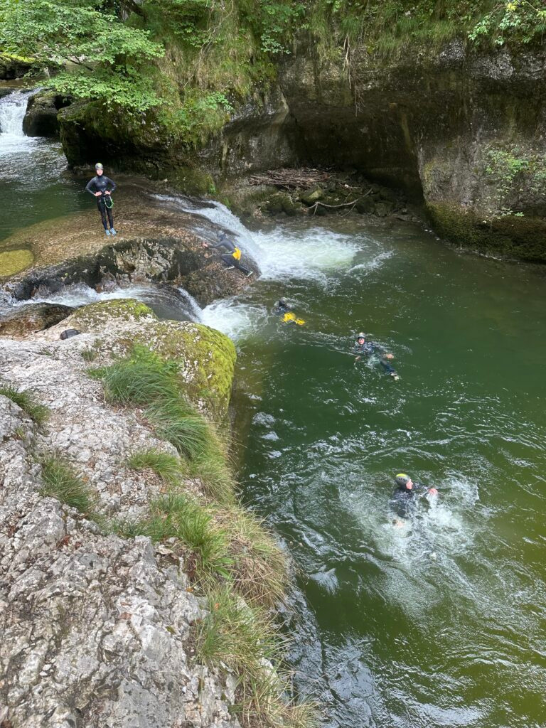 Vasque naturelle et eau limpide dans le canyon de Malvaux