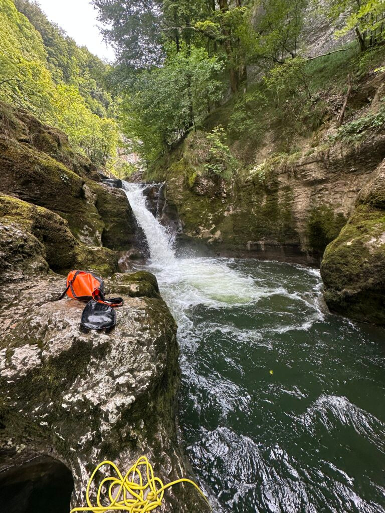 Passage aquatique avec cascade dans les Gorges de Malvaux