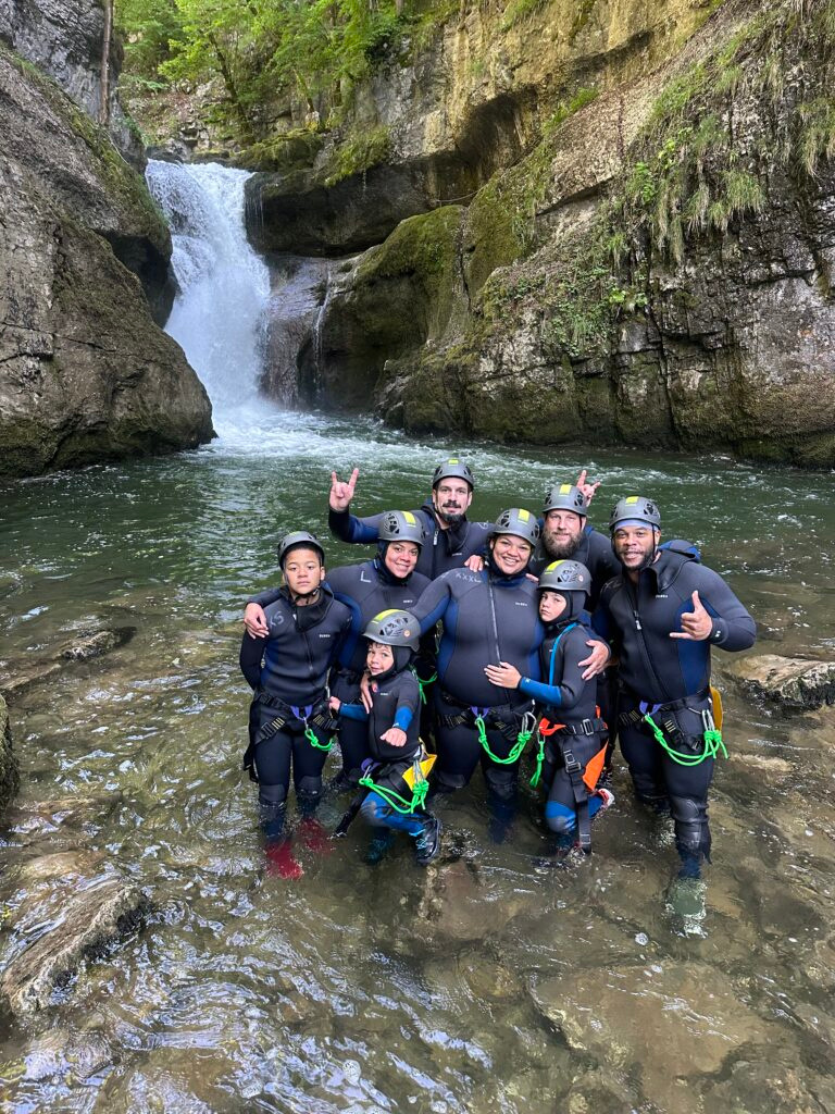 Groupe équipé dans une vasque des Gorges de Malvaux