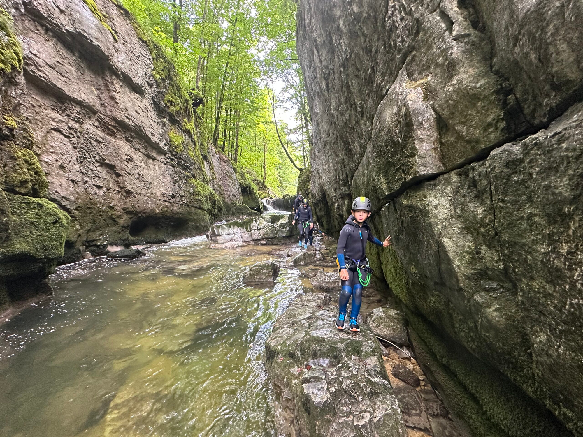 Vue d’ensemble du canyon des Gorges de Malvaux avec participants