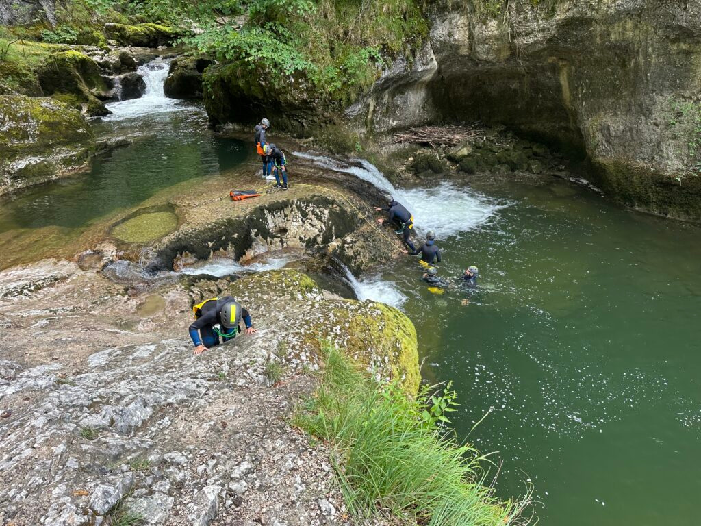 Vue plongeante sur les vasques du canyon de Malvaux